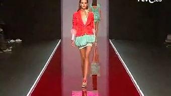 裸奶时装走秀视频,前卫设计与自然元素的完美融合