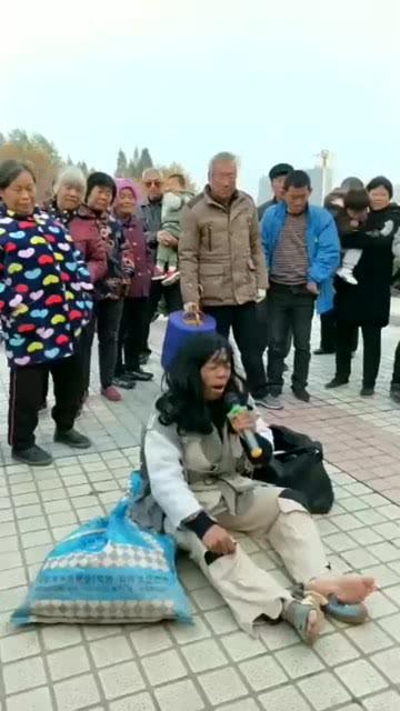 乞丐街头唱歌视频,乞丐歌手的动人演绎